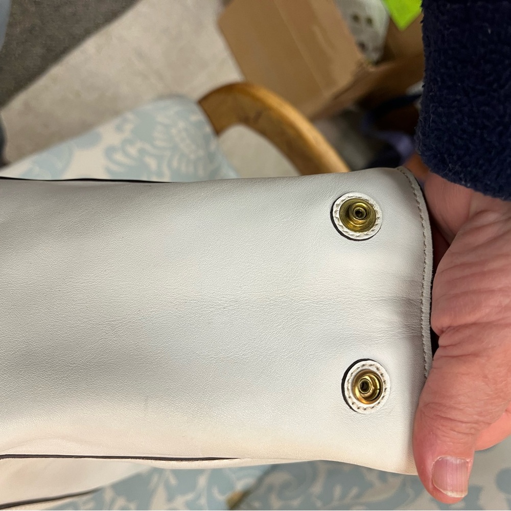 White Coach Leather Shoulder Bag with Gold Clasp - Picture 10 of 13